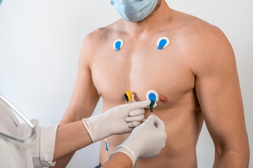 Anbringen der Elektroden der Cardisiographie