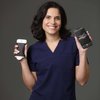 thumb: Ärztin hält Clarius C7 HD3 und ein Smartphone in der Hand