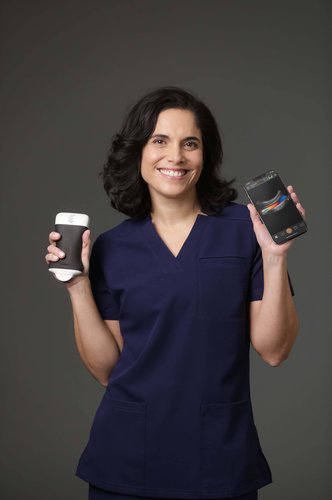Ärztin hält Clarius C7 HD3 und ein Smartphone in der Hand